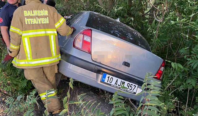 Balıkesir’de otomobil şarampole uçtu: 2 yaralı
