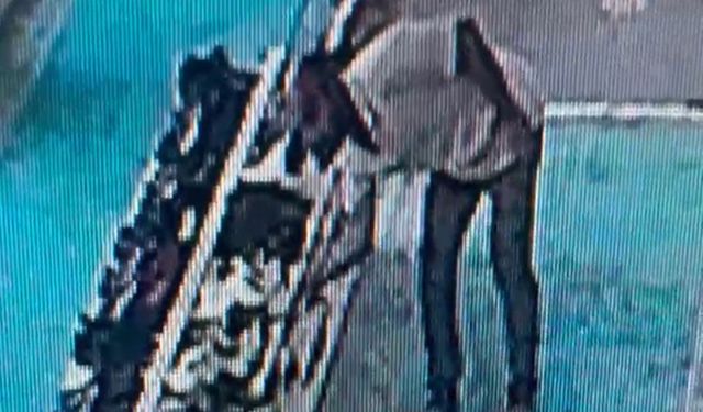 Batman’da camideki ayakkabı hırsızlığı güvenlik kamerasına yansıdı