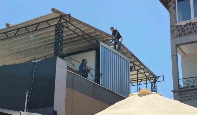 Belediye başkanı ile görüşmek isteyen kişi çatıya çıktı