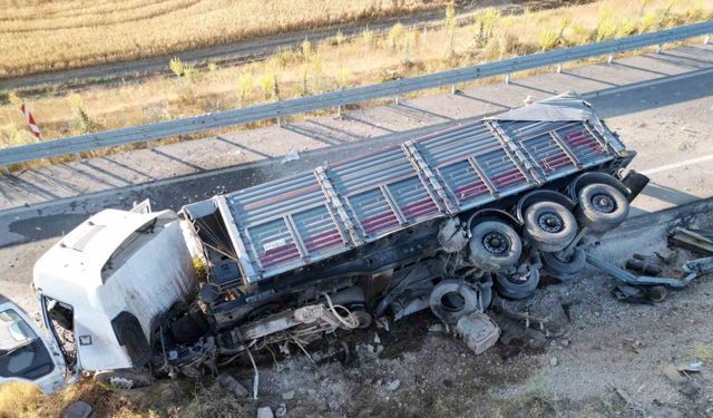 Devrilen tırın sürücü kabini parçalandı, bir kişi yaralandı