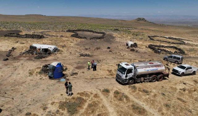 Diyarbakır’da yaylada kalan besicilerin hayvanlarına tankerlerle su taşınıyor