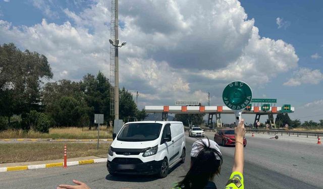 Durdurulan şüpheli araçta 5 düzensiz göçmen yakalandı