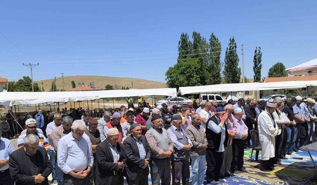 Eller semaya yağmur için açıldı