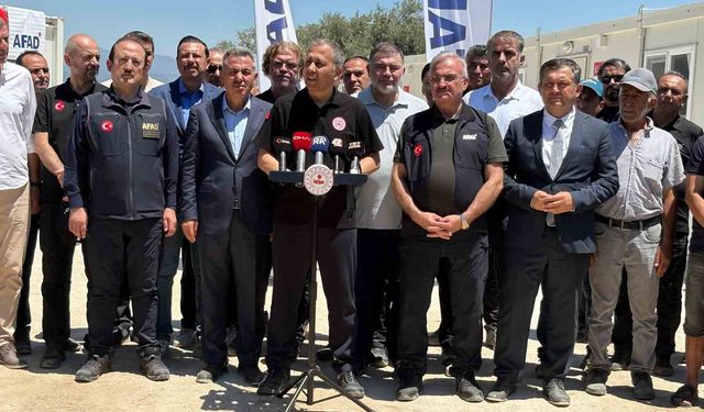 İçişleri Bakanı Yerlikaya, İzmir’de yanan köyleri ziyaret etti