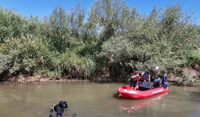 İddia uğruna atladığı Kızılırmak’ta kayıp genci arama çalışmaları sürüyor: Kurbağa adamlar suyun dibini tarıyor