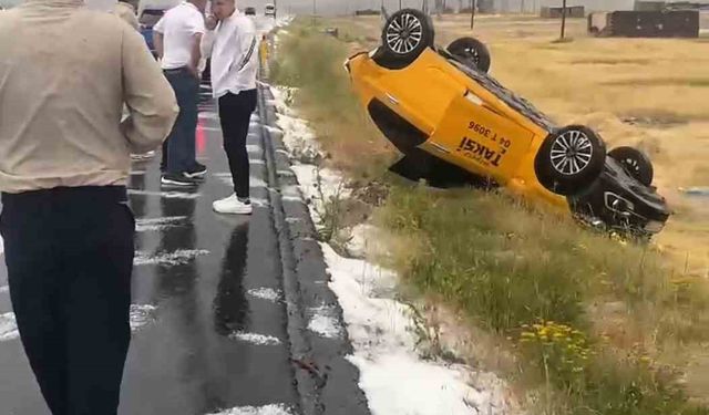 Iğdır-Doğubayazıt yolunda dolu kazaya neden oldu