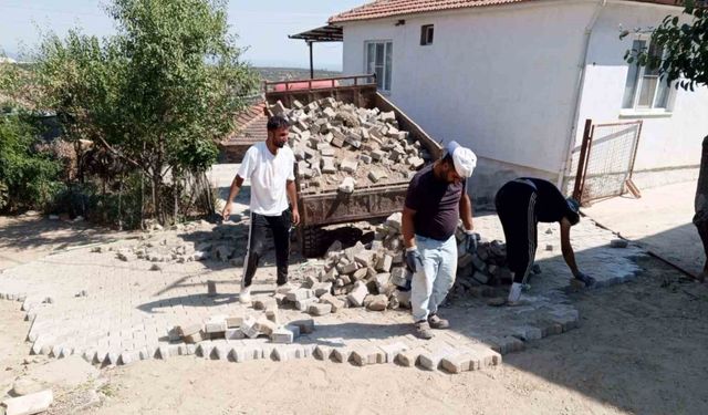 Karacasu’da parke taşı döşeme çalışmaları devam ediyor