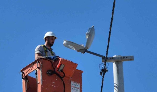Kavurucu sıcaklarda elektrik direklerinde enerji nöbeti