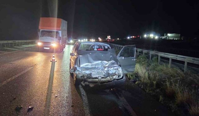 Kırıkkale’de otomobil tıra çarptı: 2 yaralı