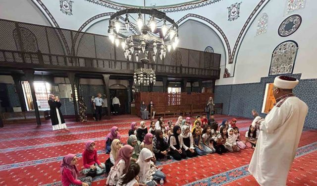 Kur’an kursu öğrencileri Hüsrev Paşa Camii’nin manevi atmosferini teneffüs etti