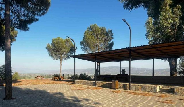 Mahalle muhtarı mesire alanındaki çöplere isyan etti