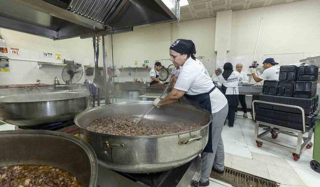 Mersin’de her gün bin 900 haneye sıcak yemek ulaştırılıyor