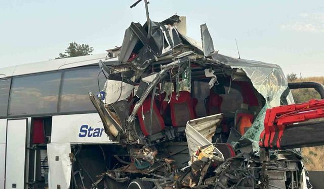 Mersin’de otobüs tıra çarptı:  9 yaralı
