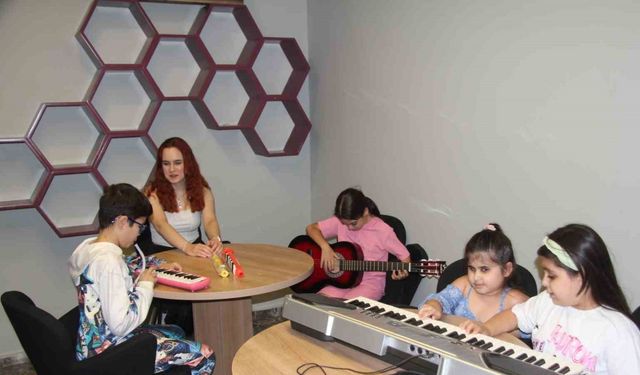 Öğrencilerinin karanlık dünyasını müzikle aydınlatıyor