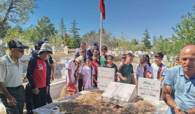 Öğretmen; Çanakkale’den getirdiği toprağı gazilerin mezarlarına bıraktı