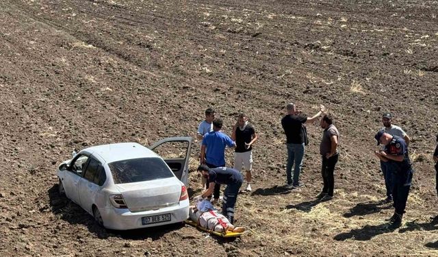 Osmaniye’de direksiyon hakimiyetini kaybeden sürücü tarlaya uçtu