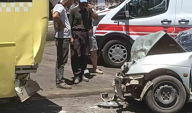 Otomobil otobüse çarptı: 2 yaralı