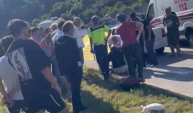 Otomobilin çarptığı motosikletli yola savruldu