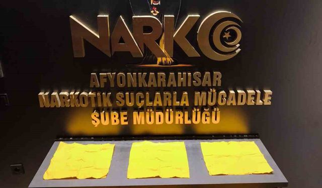 Otomobilin teybinin arkasındaki uyuşturucu zulasını polis patlattı