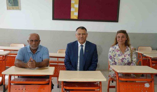 Rektör, 50 yıl sonra ilkokul öğretmeni ile ilk harfleri öğrendiği sıralara geri döndü