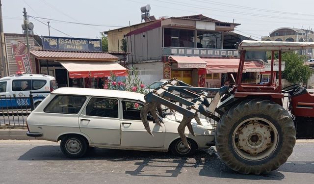 Tarsus’ta otomobil traktöre arkadan çarptı: 2 yaralı