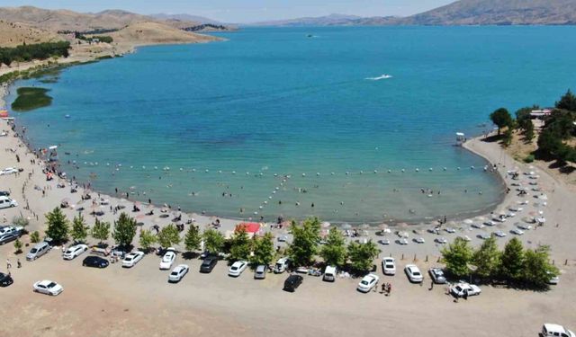 Tatilciler Ege sahillerini aratmayan Hazar Gölü’ne akın etti