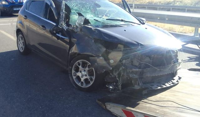 Tıra arkadan çarpan otomobilde 2 kişi yaralandı