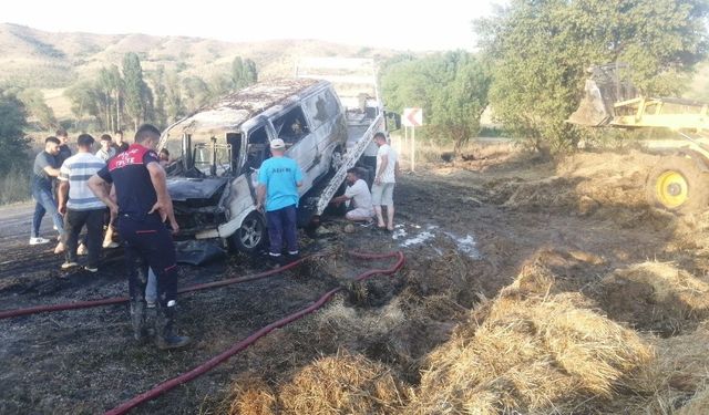 Traktöre yüklenen saman balyaları alev aldı, ticari araç küle döndü