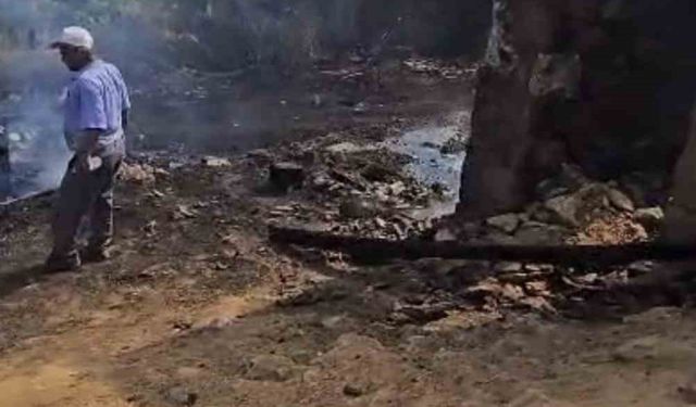 Tutuşan saman balyaları ile büyüyen alevlere itfaiye müdahale etti