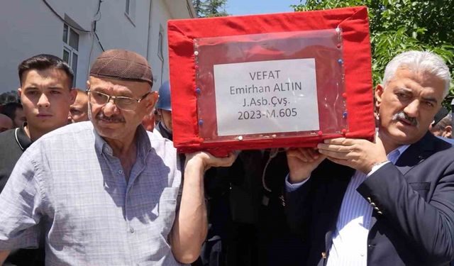 Yürek yakan veda: Oğlunun tabutunu omuzladı