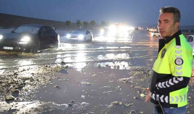 Aksaray-Nevşehir karayolunu sel vurdu: Yol trafiğe kapandı
