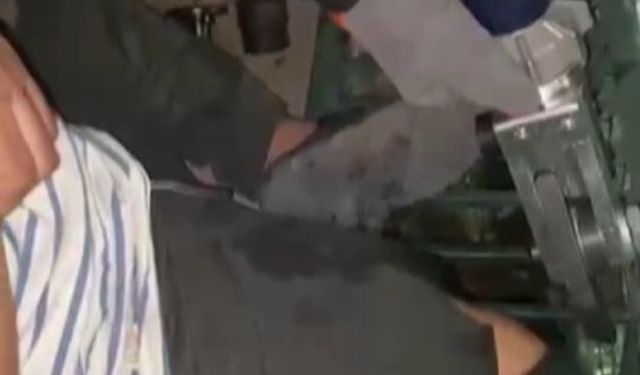 Bacağı mazgala sıkışan çocuğu itfaiye kurtardı