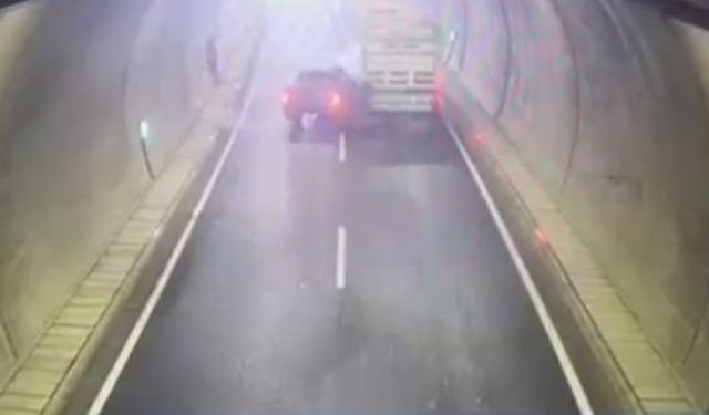 Batman’da tıra çarpan pikap hurdaya döndü: 1 yaralı