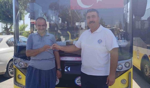 Belediye otobüsü şoförü bulduğu altını sahibine teslim etti