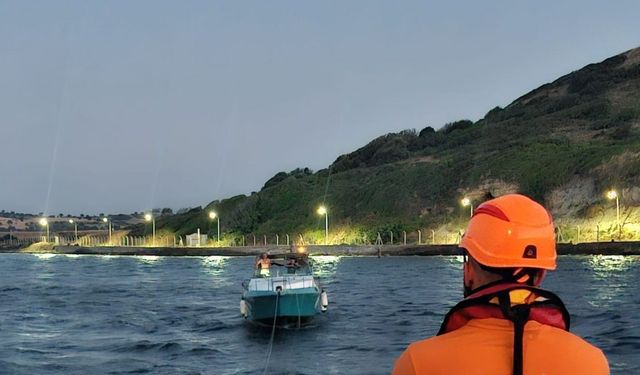 Çanakkale Boğazı’nda içinde 2 kişinin bulunduğu tekne kurtarıldı