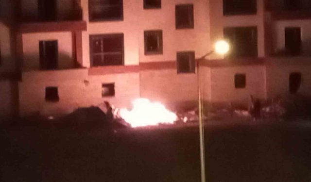 Edirne’de TOKİ şantiyesinde yangın paniği... Alevleri kum atarak söndürmeye çalıştılar