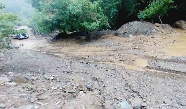 Feke’de sağanak sonrası dereler taştı, yollar kapandı