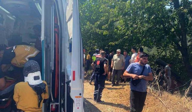 Fındık işçilerini taşıyan traktör devrildi: 4 yaralı