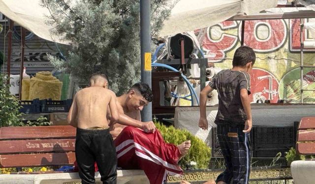 Iğdır’da kavurucu sıcakta tehlikeli serinlik, çocuklar süs havuzuna girdi