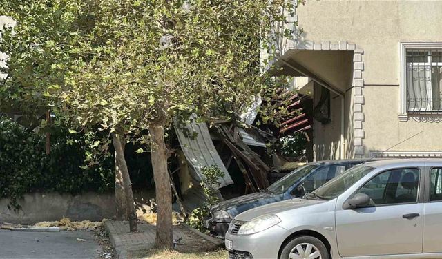 Kartal’da rüzgar nedeniyle 7 katlı binanın çatısı uçtu