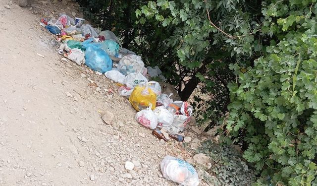 Kato Dağı’ndaki Kaval Şelalesi’nde çöp tepkisi