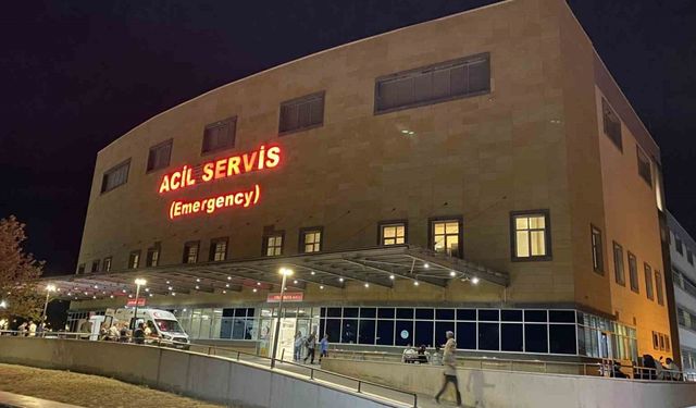 Kırmızı ışıkta geçen motosiklet ciple çarpıştı: 1’i ağır 2 yaralı