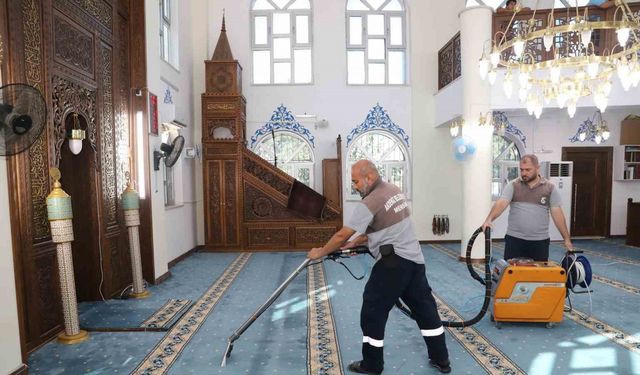 Mersin’de ibadethaneler temizleniyor, halılar yıkanıp dezenfekte ediliyor