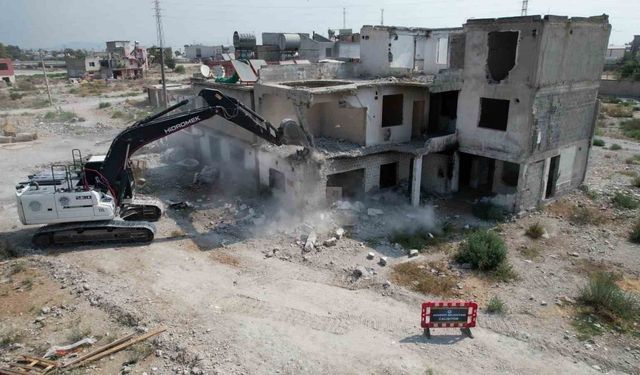 Mersin’de terk edilmiş 3 katlı bina yıkıldı