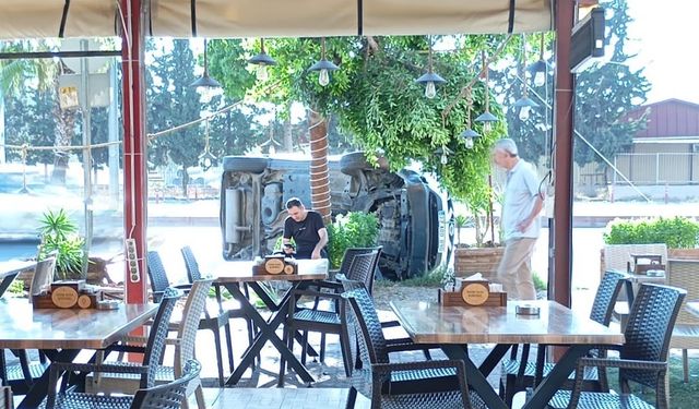 Mersin’de yoldan çıkan araç ağaca çarparak devrildi