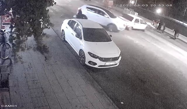 Otomobil, yaya geçidinde duran araca böyle çarptı: 2 yaralı