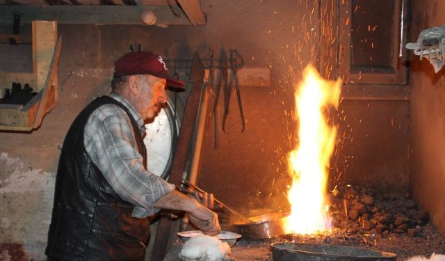 Ustasından öğrendiği mesleği yarım asırdır sürdürüyor