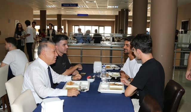 Rektör Yaşar’dan Öğrencilere Samimi Mesaj: '' Her Zaman Yanınızdayız ”