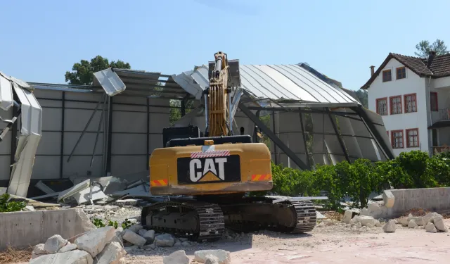 Bursa Nilüfer'de üç kaçak daha yıkıldı