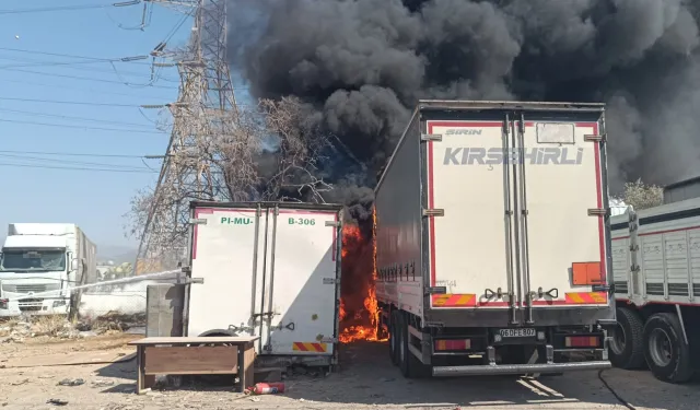 İzmir İtfaiyesi'nden konteyner yangınına müdahale
